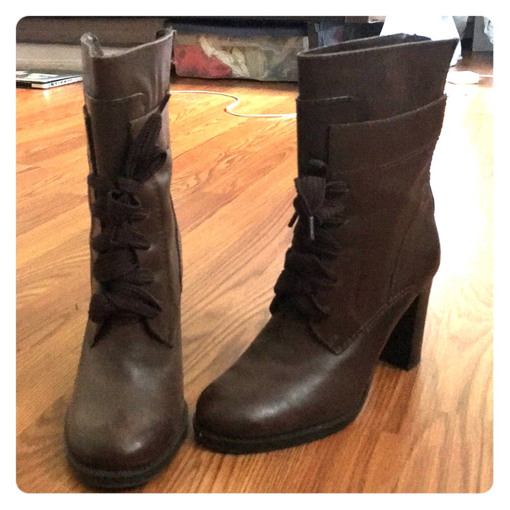 Adrienne Vittadini boot. Size 8